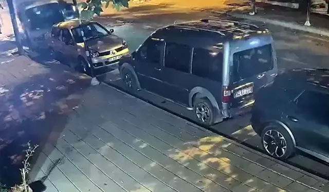 Otomobilin Park Halindeki Kamyonete Çarptığı Kaza Kamerada