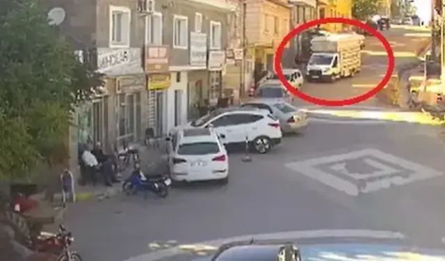 Freni Boşalan Kamyonetin Park Halindeki Araçlara Çarptığı Kaza Kamerada
