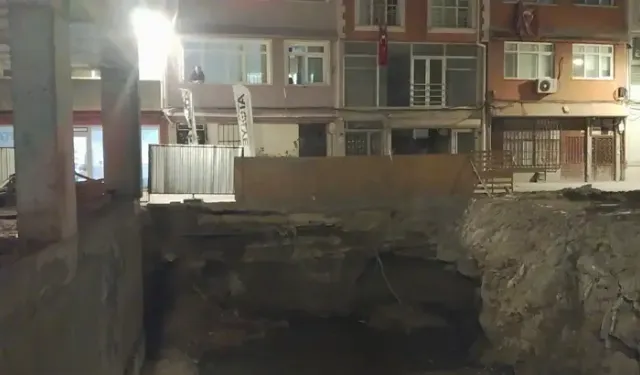 İnşaat Hâlindeki Binanın Temelinde Toprak Kaydı; Sokak Trafiğe Kapatıldı