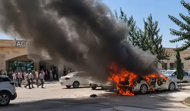 Şanlıurfa’da Hastane Otoparkındaki Otomobil Yandı