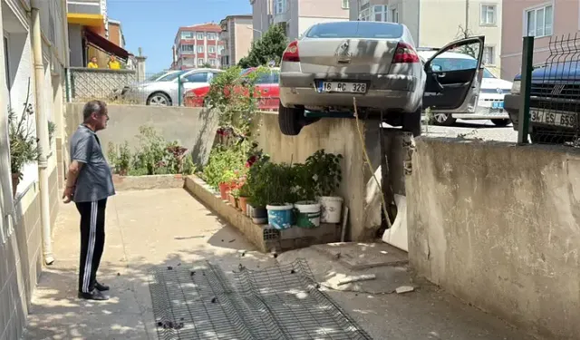 El Freni Çekilmeyen Otomobil, Hareket Edip İstinat Duvarında Asılı Kaldı