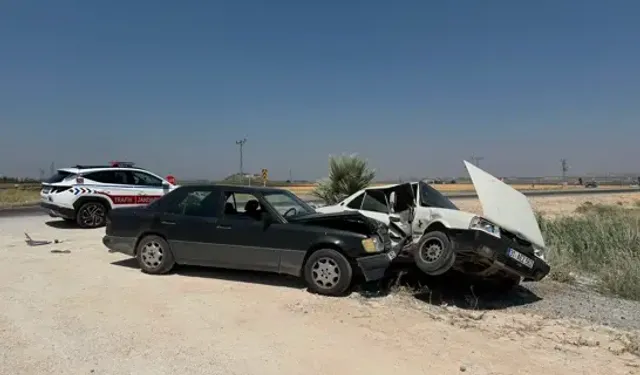 Reyhanlı'da İki Otomobil Çarpıştı: 4 Yaralı