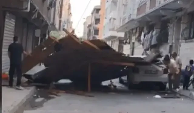 Çocuklar Fırtınada Uçan Çatının Altında Kalmaktan Son Anda Kurtuldu
