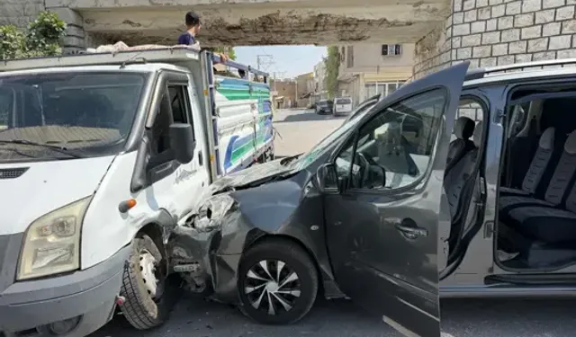 Nusaybin’de Kamyonet İle Hafif Ticari Araç Çarpıştı: 1 Yaralı