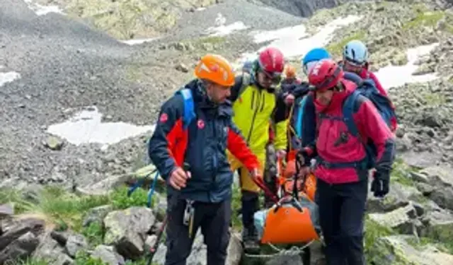 Dağ Tırmanışında Yaralanan Dağcıya Helikopterli Kurtarma