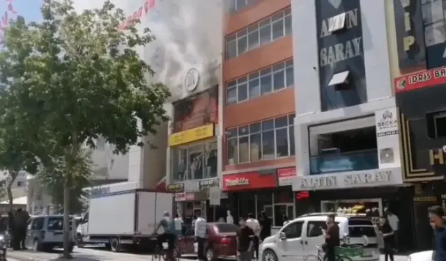 Van'da İş Yerinde Yangın; Çatıya Çıkan 2 Kişi Kurtarıldı