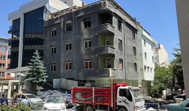 Atıl Haldeki Hastane Binasının Dış Cephesi Çöktü, 2 Otomobil Hasar Gördü