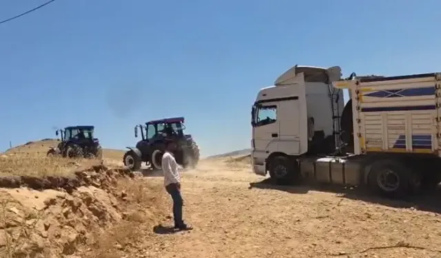 Mardin’de, Toprak Yolda Mahsur Kalan TIR Kurtarıldı