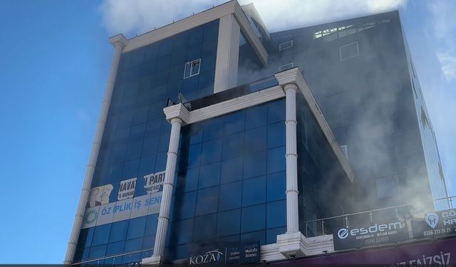 Tokat’ta İş Merkezinde Yangın Çıktı