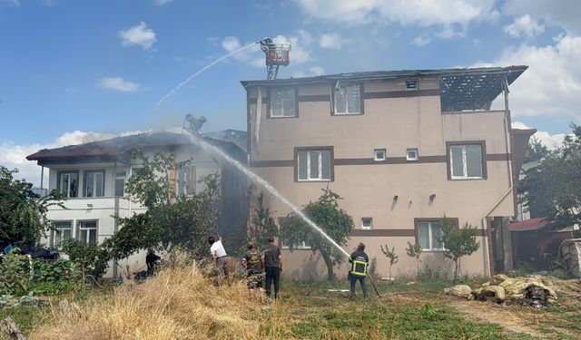 Erbaa'da Yangın Paniği: Alevler İki Binaya Sıçradı, Üst Katlar Kullanılamaz Hale Geldi