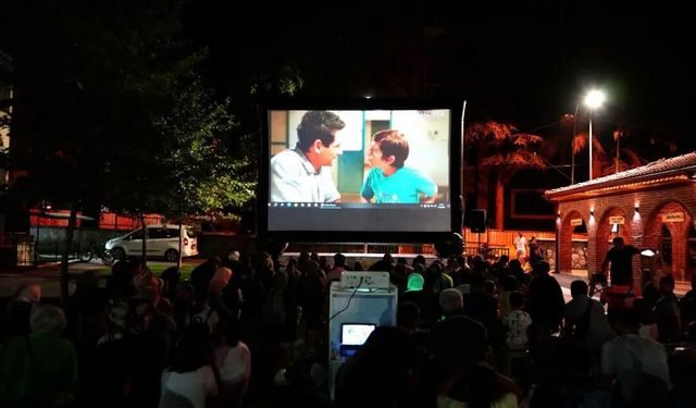 Erbaa Belediyesi’nden Çocuklara Yaz Neşesi: Açık Hava Sinema Günleri Başladı!