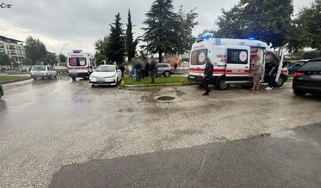Erbaa’da Stadyum Kavşağında İki Otomobil Çarpıştı: 3 Yaralı