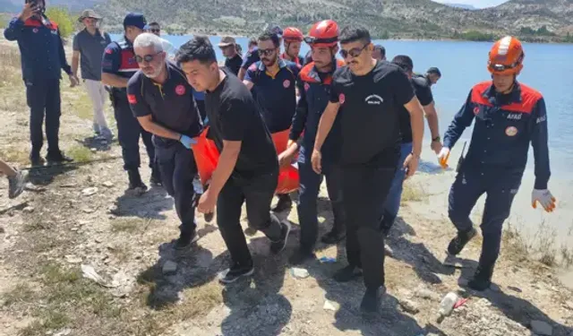 Sazlığa Takılan Balık Yemleme Botunu Kurtarmaya Çalışırken Balçığa Saplanıp Öldü
