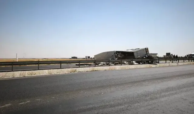 Bariyerlere Çarpıp Devrilen TIR'ın Sürücüsü Yaralandı