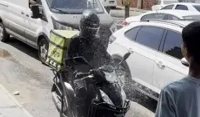 Sıcaklık 40 Dereceyi Aştı, Hortumla Serinleyenler Objektife Yansıdı