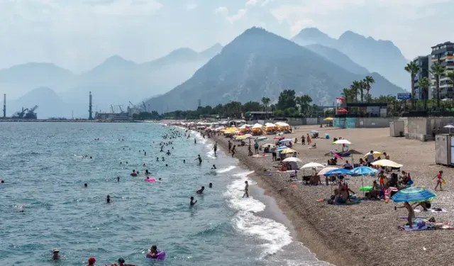 Antalya'da Sıcak Ve Nem Bunalttı