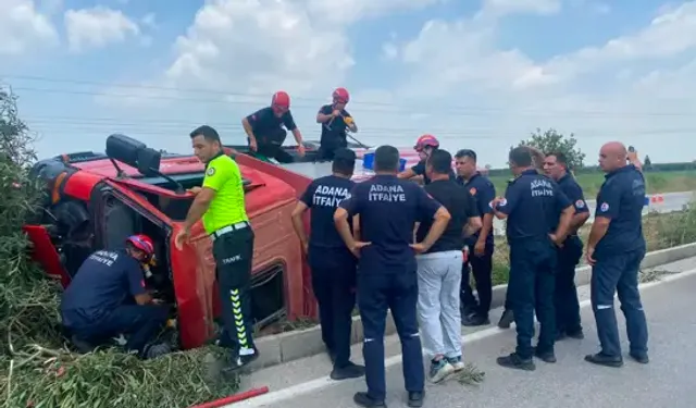 Adana'da Yangına Giden İtfaiye Aracı Devrildi: 3 İtfaiye Eri Yaralandı