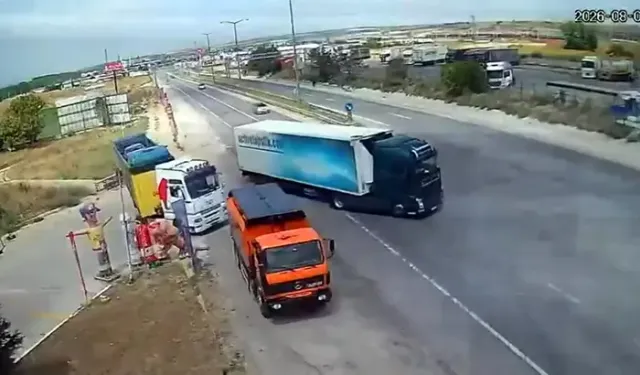 Edirne'de Otomobil TIR'ın Dorsesine Çarptı: Kaza Kamerada