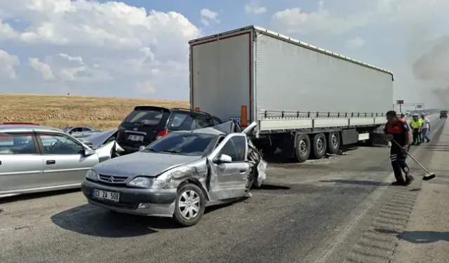 Afyonkarahisar'da Duman Zincirleme Kazaya Yol Açtı: 13 Araç Karıştı