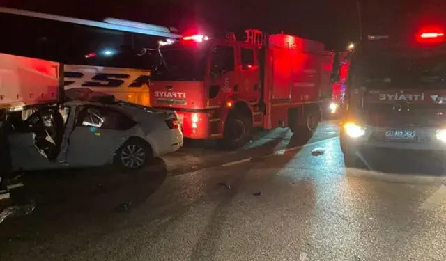 Otoyolda Kaza; Doğum Günü Kutlamaya Giden 2 Genç Öldü, 4 Yaralı