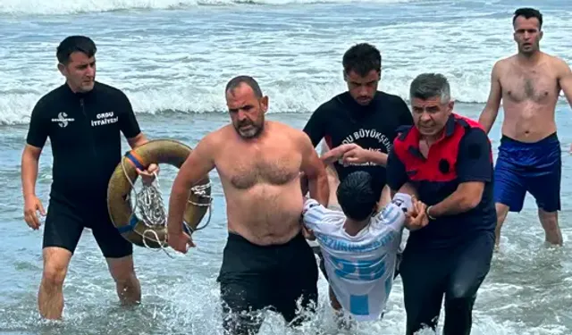 Ordu'da Yasağa Rağmen Denize Giren 2 Kardeş Boğulma Tehlikesi Geçirdi