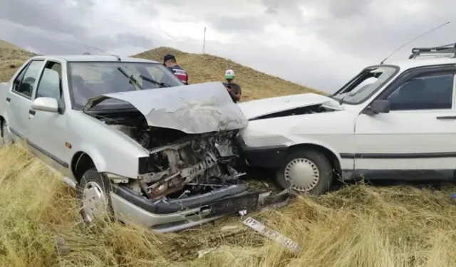 Şarkışla'da İki Otomobil Çarpıştı: 4 Yaralı