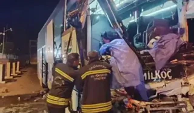 Yolcu Otobüsü TIR’a Çarptı: 2 Ölü, 17 Yaralı