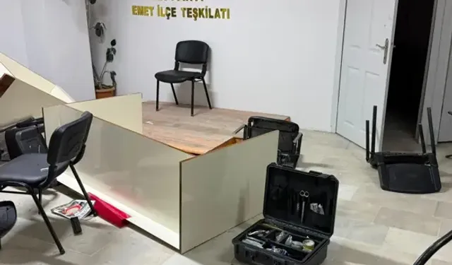 AK Parti Emet İlçe Başkanlığı Binasına Saldırı