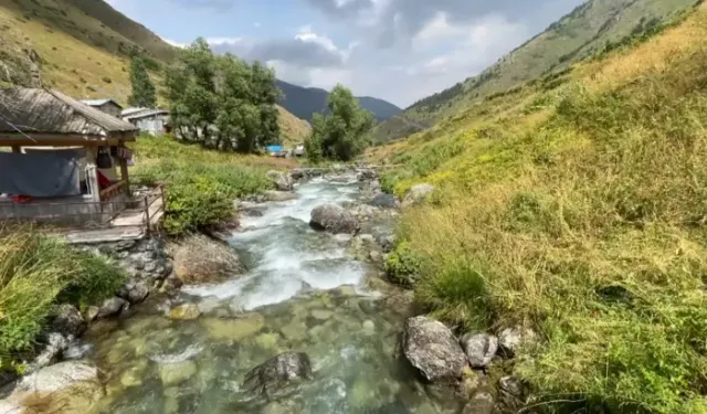 Şehir Sıcağından Bunalanlardan Dağ Eteğindeki Köye İlgi