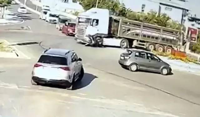 TIR’la Çarpışan Motosikletin Sürücüsü Yaralandı; Kaza Kamerada