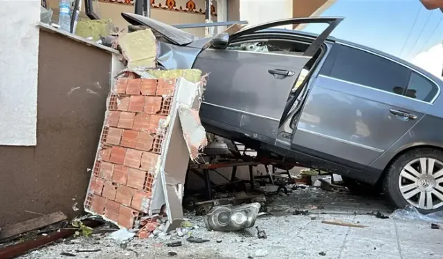 Otomobil Caminin Duvarına Çarptı: 2 Yaralı