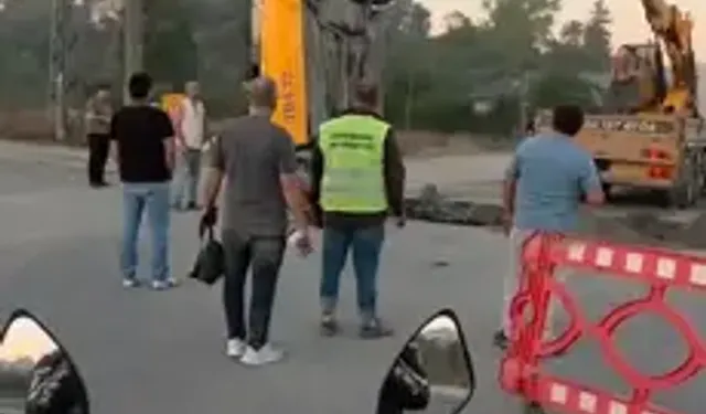 Arnavutköy'de Taksi İSKİ Ekiplerince Açılan Çukura Düştü