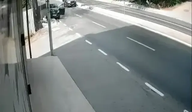 Yayayı Fark Edip Manevra Yaptı; Vurduğu Çöp Konteyneri Dede Ve Torununa Çarptı
