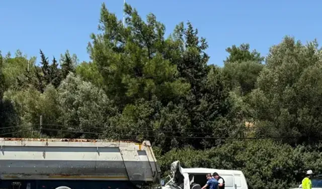 TIR'a Arkadan Çarpan Minibüsün Sürücüsü Öldü