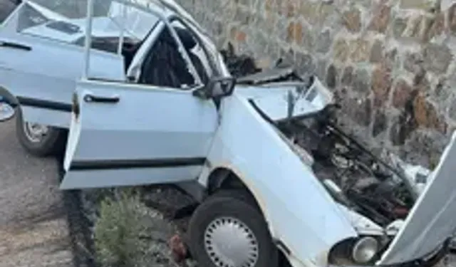 2 Otomobil Kafa Kafaya Çarpıştı: 1 Ölü, 2 Yaralı