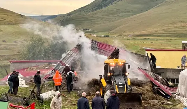 Ardahan'da Ahır Ve Depo Yandı, 600 Balya Saman Kül Oldu