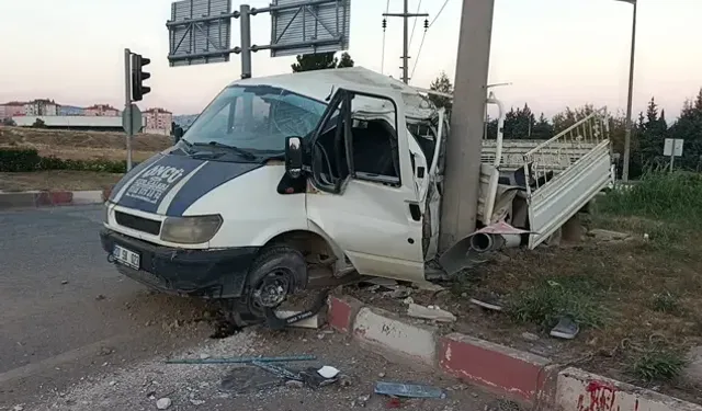 Direğe Çarpan Kamyonetin Sürücüsü Yaralandı
