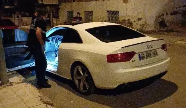 Park Hallideki Otomobil Kurşunlandı
