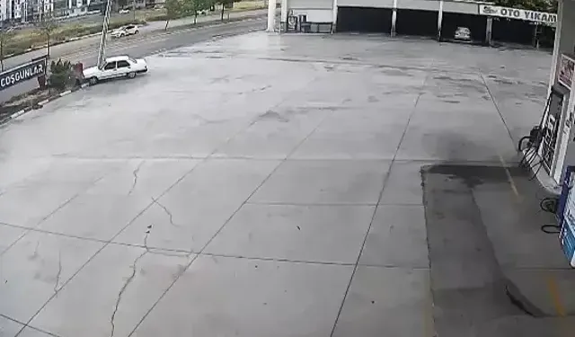 Aday Sürücü Otomobiliyle Aydınlatma Direğine Çarptı; O Anlar Kamerada