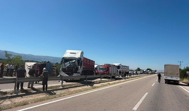 Tokat`ta TIR İle Çarpışan Traktörün Sürücüsü Yaralandı