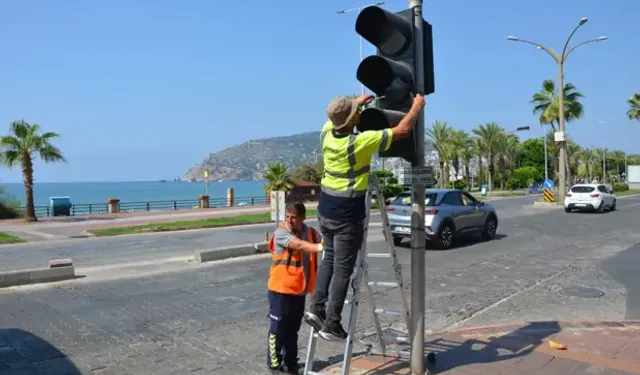 Antalya'da 1347 Trafik İşaret Levhası İle 57 Sinyalize Kavşak Yenilendi