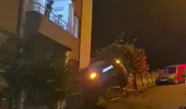 Ordu’da Bahçe Duvarında Askıda Kalan Otomobilin Sürücüsü Kaçtı