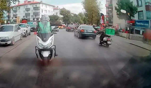 Motokurye Trafikte Arkadaşına El İşareti Yaparken Kaza Yaptı