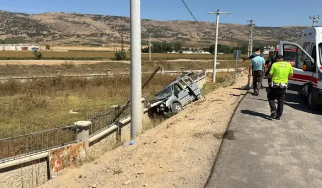 Hafif Ticari Araç Beton Duvara Çarptı; 1’i Ağır, 3 Yaralı