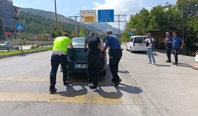 Amasya’da Yolda Kalan Sürücünün Yardımına Polisler Koştu
