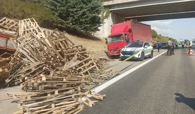Kamyon Arızalandığı İçin Emniyet Şeridine Çekilen Kamyonete Çarptı; 1 Ölü, 1 Ağır Yaralı
