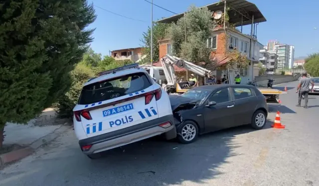 Polis Aracıyla Otomobil Çarpıştı; 2 Yaralı