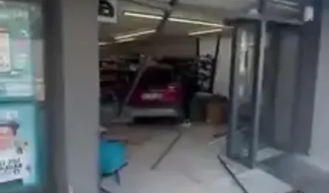 Otomobil Markete Girdi