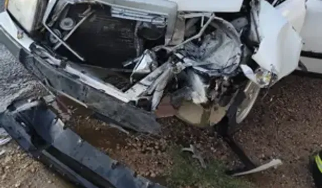 Hafif Ticari Araçla Çarpışan Otomobilin Sürücüsü Yaralandı