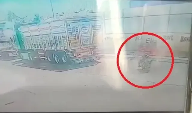 Park Halindeki TIR’a Çarpan Motosikletin Sürücüsü Ağır Yaralandı; Kaza Kamerada